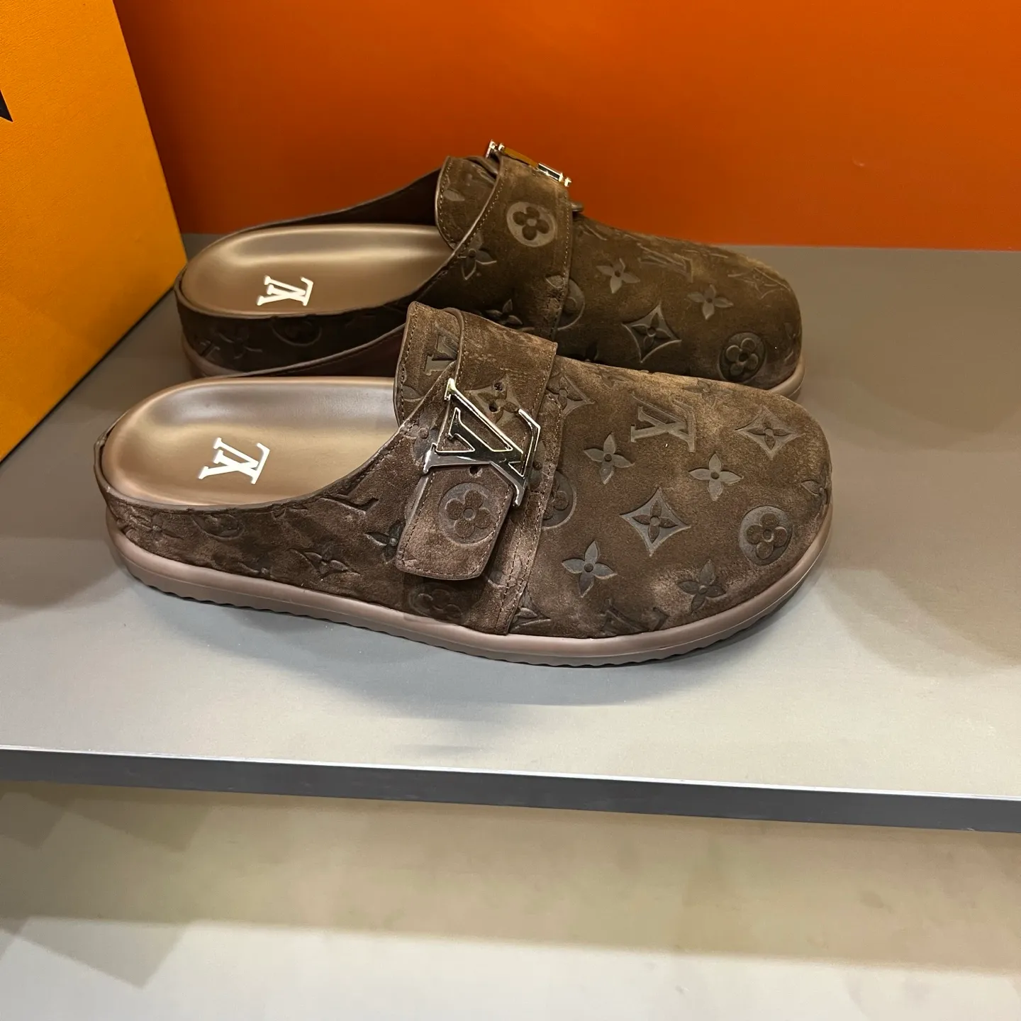 P360, 38-45 LV Easy 2025 new men's casual sandals, made of suede cow leather, with Monogram pattern to highlight the trendy style. Adjustable straps illuminated with LV letters, while a resilient insole and micro outsole provide lightweight comfort. Made of suede cow leather with embossed Monogram pattern and brand element metal hardware✅Adjustable straps➕Tough insole‼ ️Micro outsole. Comfortable and easy to wear‼ ️
